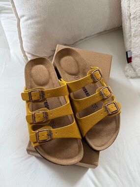 BRAND NEW Cushionaire Lela yellow vegan suede Sandals - 7M